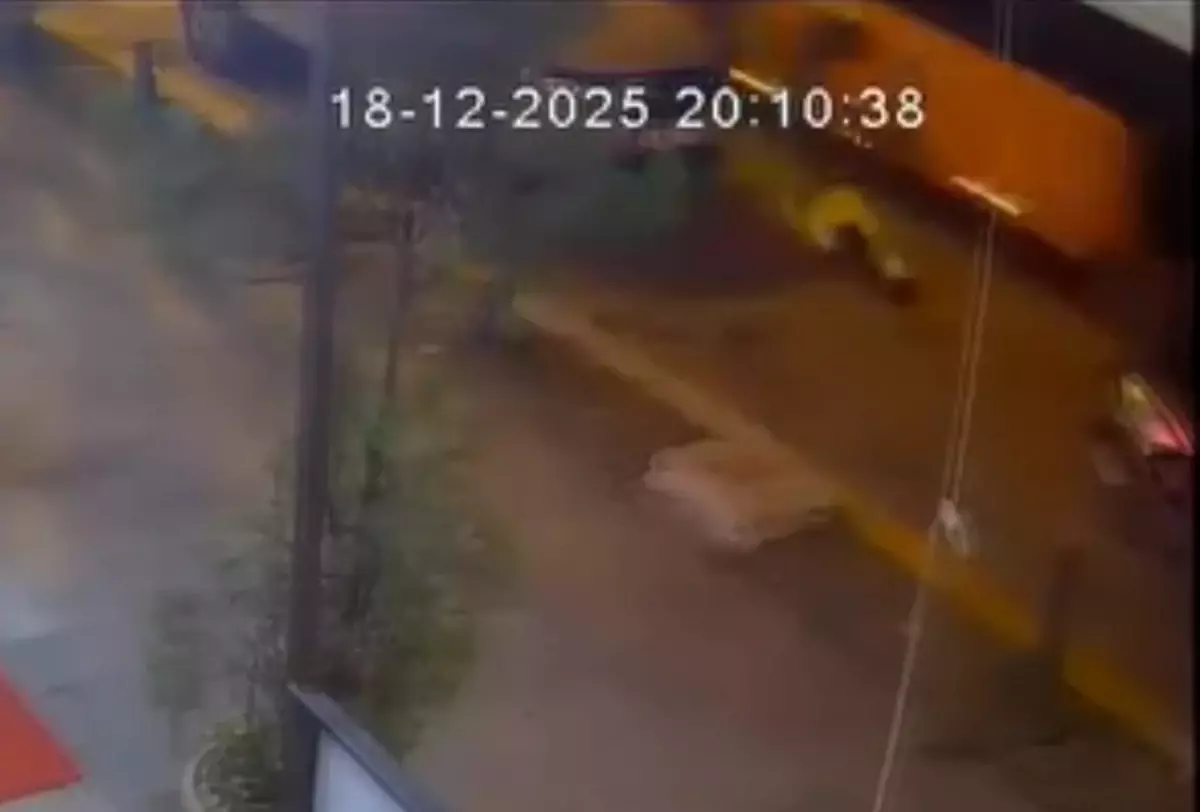 Eyüpsultan’da İETT şoförünün tartıştığı bisikletliye çarpıp kaçtığı anlar kamerada