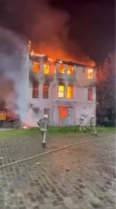 Fatih’te 2 katlı tarihi bina alev alev yandı