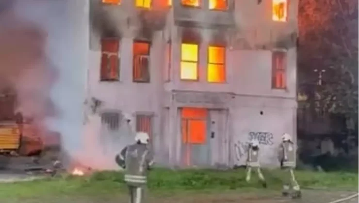 Fatih’te 2 katlı tarihi bina alev alev yandı