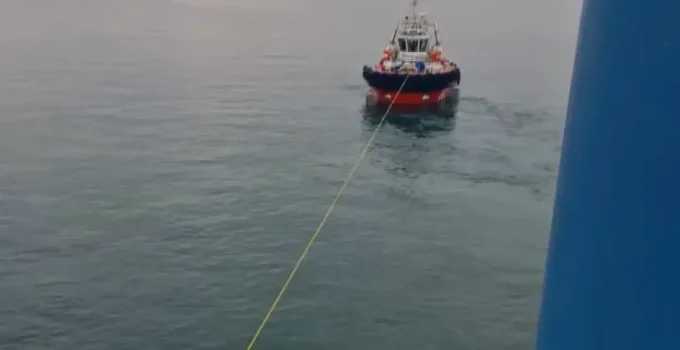 Fatih’te karaya oturan yük gemisi kurtarıldı