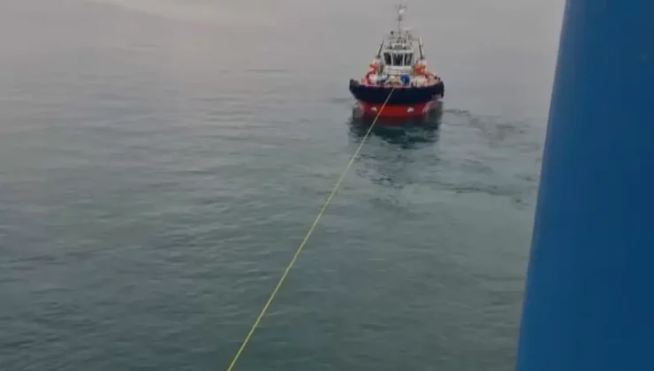 Fatih’te karaya oturan yük gemisi kurtarıldı