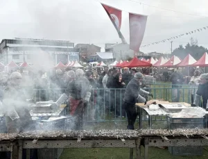 Festivalde 10 bin kişiye 3 ton hamsi dağıtıldı