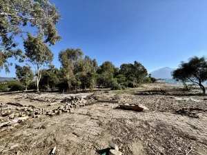 Fethiye sahilinde imara aykırı yapıların yıkımı sürüyor
