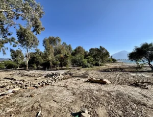 Fethiye sahilinde imara aykırı yapıların yıkımı sürüyor