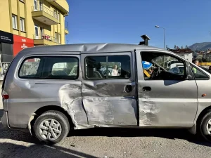 Fethiye’de minibüs ile kamyonetin çarpıştığı kazada 13 kişi yaralandı