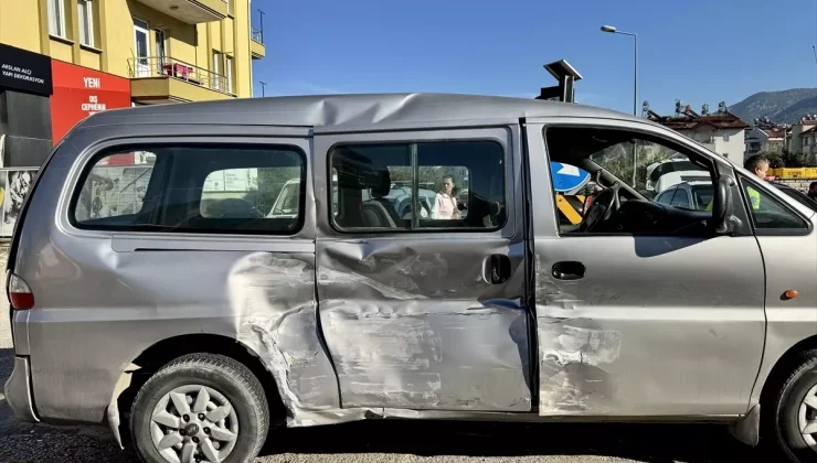 Fethiye’de minibüs ile kamyonetin çarpıştığı kazada 13 kişi yaralandı