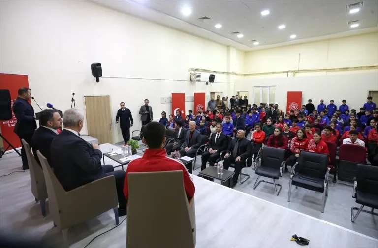 Gençlik ve Spor Bakan Yardımcısı Eminoğlu, Muş’ta sporcularla buluştu Açıklaması