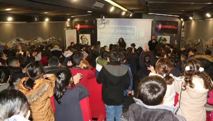 “Gezen Sinema Tırı” Karlıova’da çocuklarla buluştu