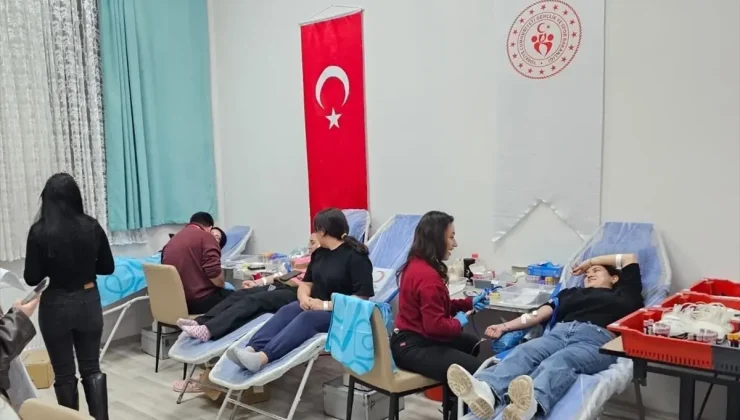 Gümüşhacıköy’de öğrencilerden Kızılay’a kan bağışı
