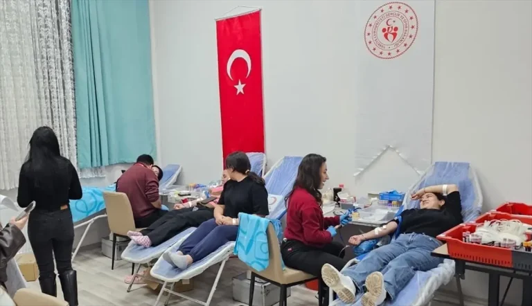 Gümüşhacıköy’de öğrencilerden Kızılay’a kan bağışı