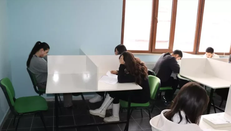 Hakkari’de öğrenciler, ücretsiz kurslarla sınavlara hazırlanıyor