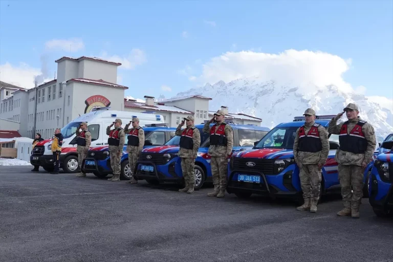Hakkari’ye tahsis edilen 40 araç ve 5 ambulans törenle hizmete alındı