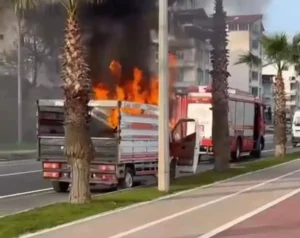 Hareket halindeyken motor kısmından alev alan kamyonet yandı