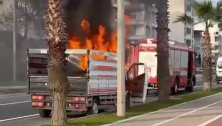 Hareket halindeyken motor kısmından alev alan kamyonet yandı