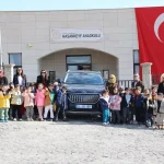 Hasankeyf’te “Yerli Malı Haftası’nda öğrencilere yerli otomobil Togg tanıtıldı