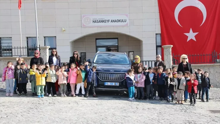 Hasankeyf’te “Yerli Malı Haftası’nda öğrencilere yerli otomobil Togg tanıtıldı