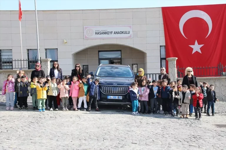 Hasankeyf’te “Yerli Malı Haftası’nda öğrencilere yerli otomobil Togg tanıtıldı