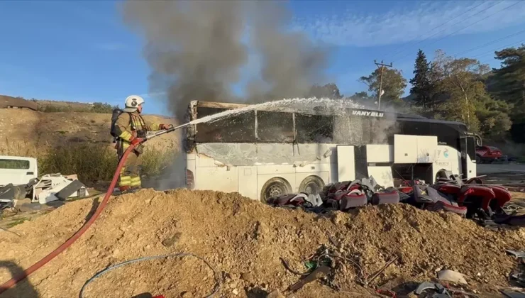 Hatay’da tamirhanedeki otobüste çıkan yangın söndürüldü