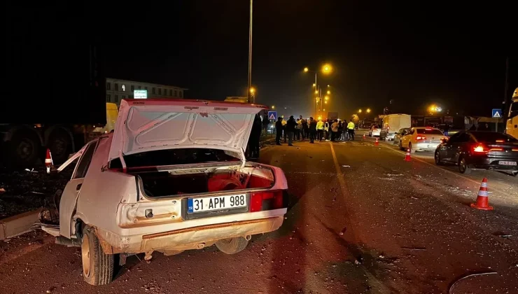 Hatay’da tırla çarpışması sonucu ikiye ayrılan otomobilin sürücüsü yaralandı