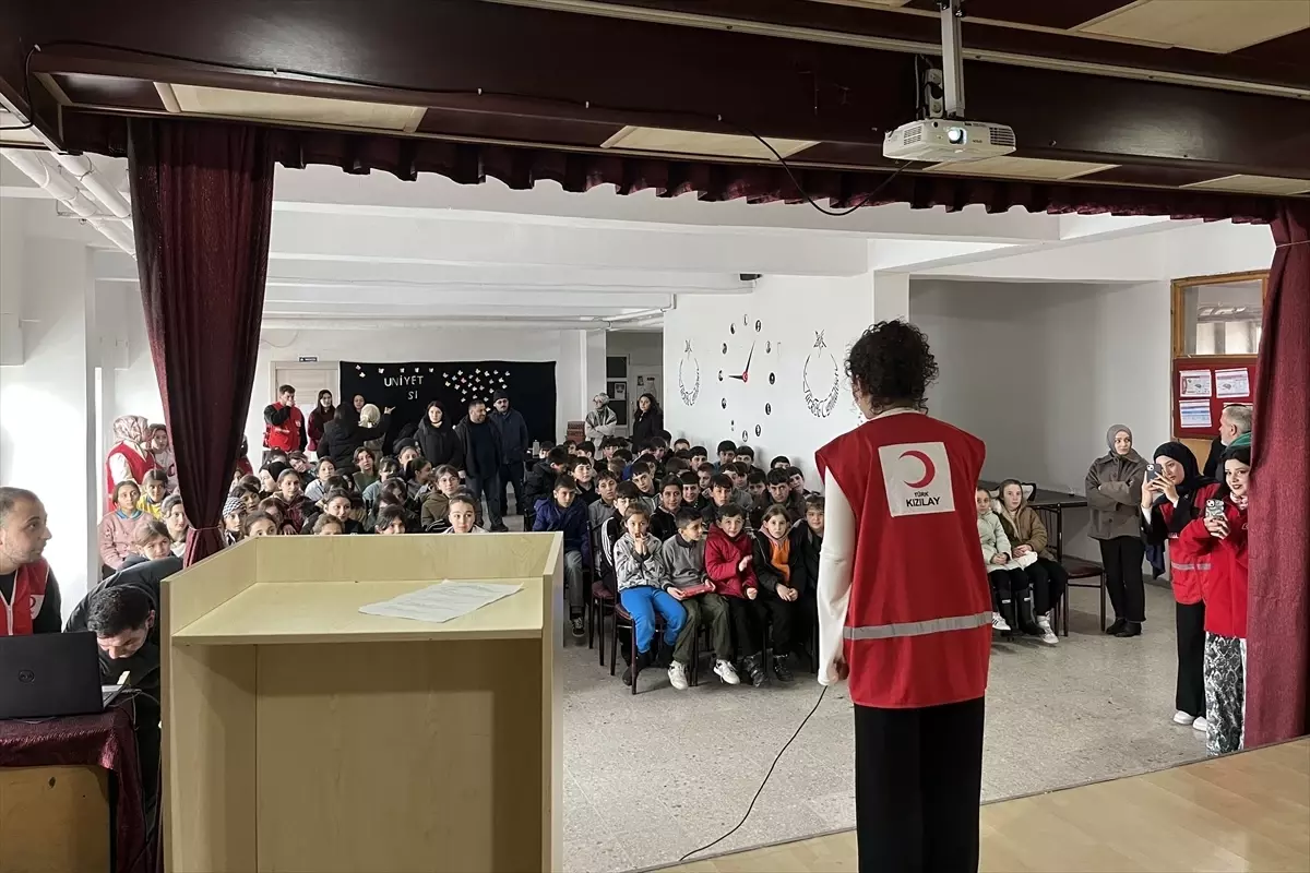 Havza’da Genç Kızılay gönüllüleri öğrencilerle buluştu