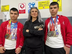 İkizler, öğretmenlerinin tavsiyesiyle başladıkları bilek güreşinde dünya ve Avrupa şampiyonu oldu