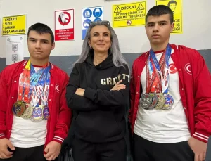 İkizler, öğretmenlerinin tavsiyesiyle başladıkları bilek güreşinde dünya ve Avrupa şampiyonu oldu