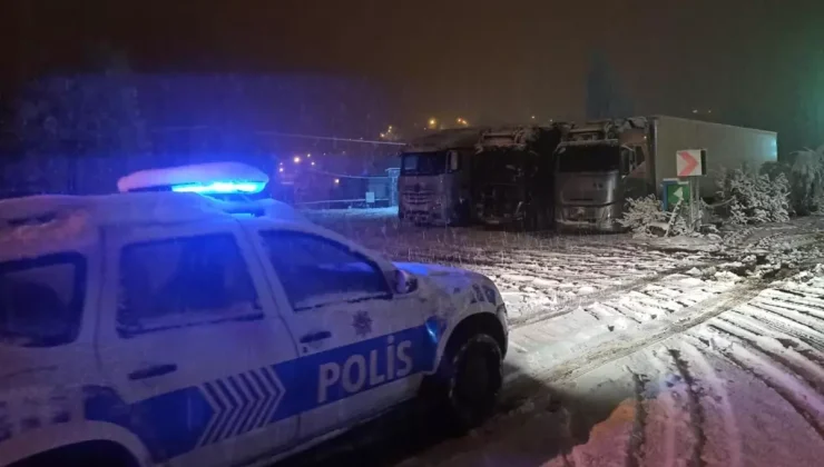 Ilgar Geçidi kar nedeniyle kapandı, araçlar yolda kaldı