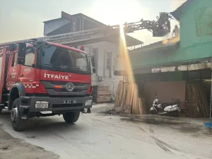 İnegöl’de mobilya imalathanesinde çıkan yangın söndürüldü