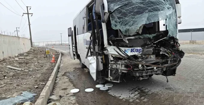 İşçi servisi tır dorsesine arkadan çarptı: 22 yaralı