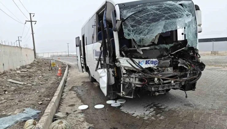 İşçi servisi tır dorsesine arkadan çarptı: 22 yaralı
