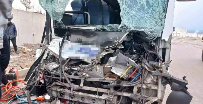 İşçi servisi tıra arkadan çarptı: Çok sayıda yaralı var
