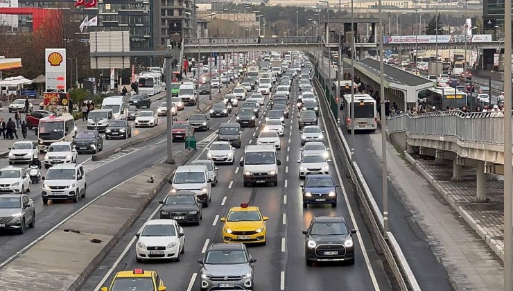 İstanbul’da haftanın ilk mesai gününde trafik yoğunluğu yüzde 72’ye kadar çıktı