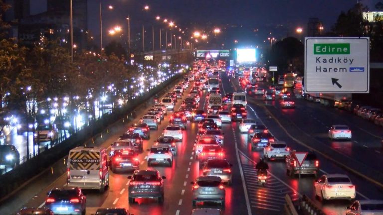 İstanbul’da trafik durma noktasına geldi