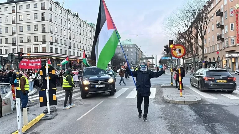İsveç’te, ateşkes anlaşmasına uymayan İsrail’e protesto