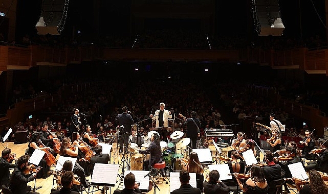 İzmir Oda Orkestrası Latin müzikleriyle dans ettirdi