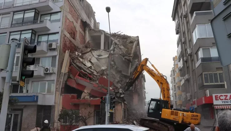 İzmir’de bina yıkımı sırasında bitişikteki apartman zarar gördü