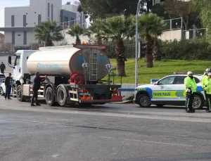 İzmir’de zincirleme trafik kazasında 5 araçta hasar oluştu