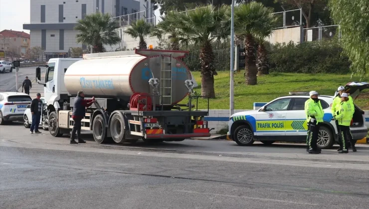 İzmir’de zincirleme trafik kazasında 5 araçta hasar oluştu