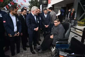 Kahramanmaraş’ta engelli vatandaşlara akülü sandalye ve elektrikli motor desteği