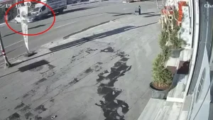 Kamyonet ile otomobilin çarpıştığı kaza kamerada: 2 yaralı