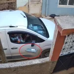 Kargo görevlisinin paketi bahçeye fırlattığı anlar kamerada