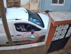 Kargo görevlisinin paketi bahçeye fırlattığı anlar kamerada