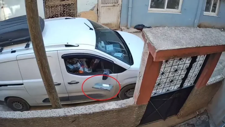Kargo görevlisinin paketi bahçeye fırlattığı anlar kamerada