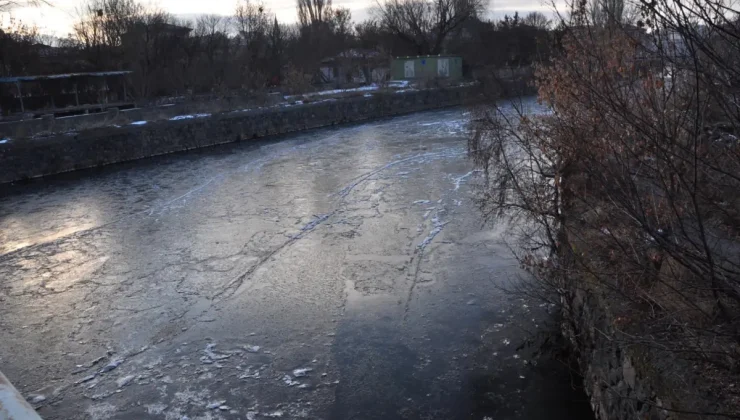 Kars’ta Hava Sıcaklığı Eksi 15 Dereceye Düştü, Kars Çayı Kısmen Dondu