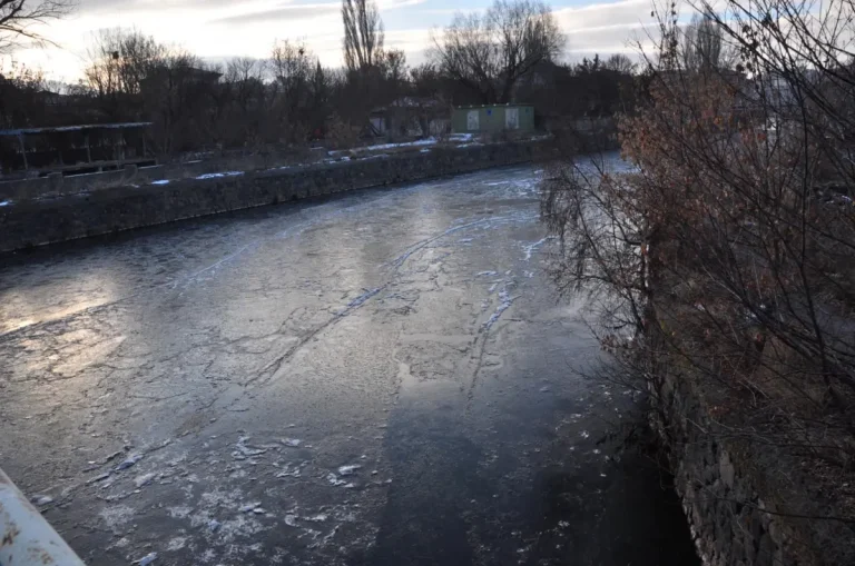 Kars’ta Hava Sıcaklığı Eksi 15 Dereceye Düştü, Kars Çayı Kısmen Dondu