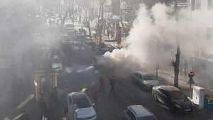 Kars’ta seyir halindeyken alev alan otomobil kullanılamaz hale geldi