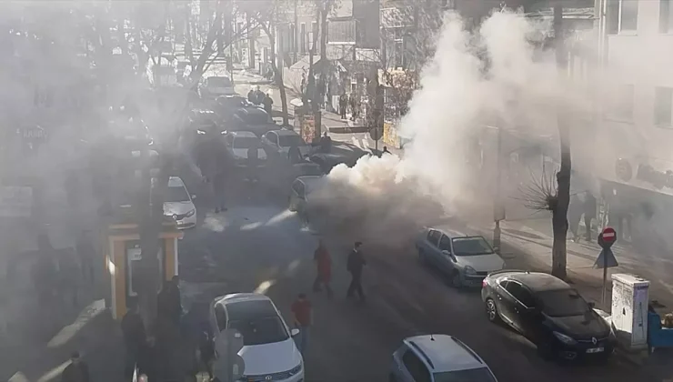 Kars’ta seyir halindeyken alev alan otomobil kullanılamaz hale geldi