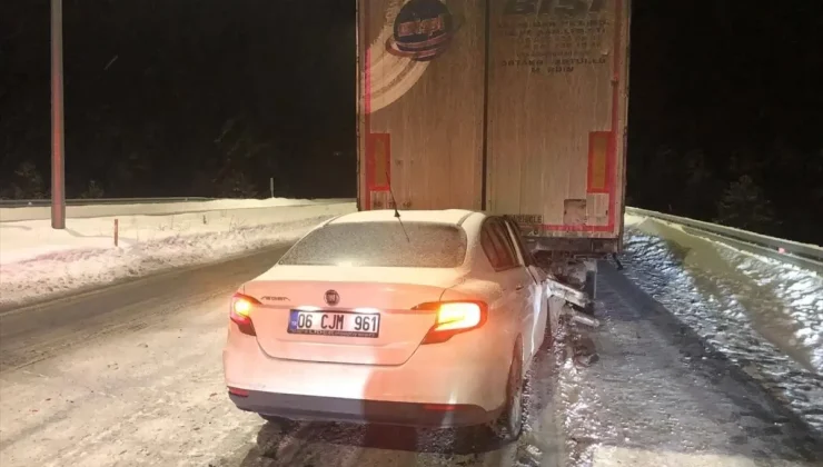 Kars’ta tıra çarpan otomobilin sürücüsü yaralandı