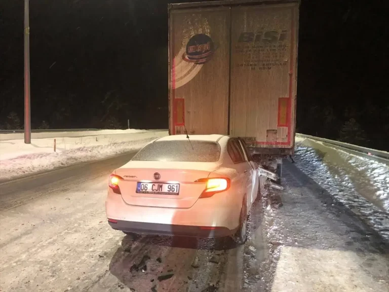 Kars’ta tıra çarpan otomobilin sürücüsü yaralandı