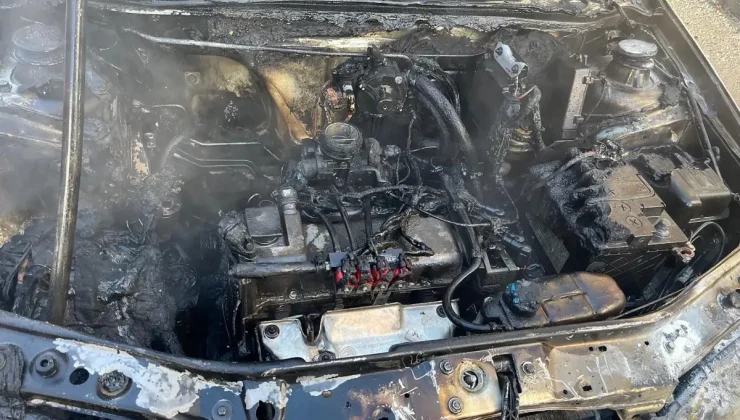 KARS’ta Trafikte Alev Alan Otomobil İtfaiye Tarafından Söndürüldü